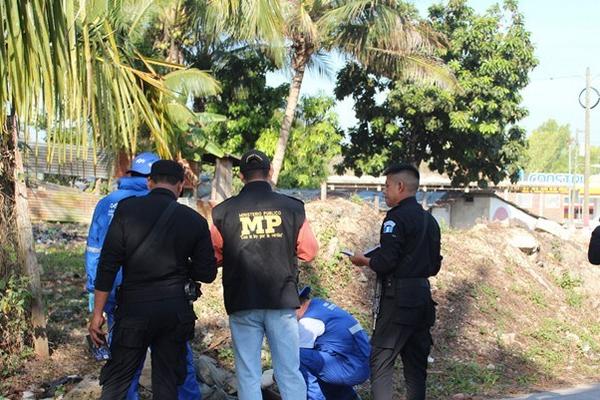 Investigadores reúnen evidencias en el lugar donde fue encontrado el cadáver de Carlos González, en San Benito. (Foto Prensa Libre: Rigoberto Escobar)
