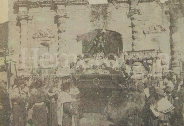 Jesús de Candelaria en las ruinas de su antiguo templo en Antigua Guatemala durante la peregrinación que realizara el 3 de marzo de 1963. (Foto: Hemeroteca PL)