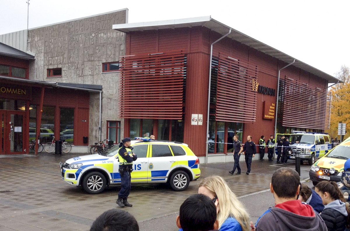 Servicios de emergencia permanecen en las afueras de la escuela sueca donde se produjo el ataque. (Foto Prensa Libre: AP).