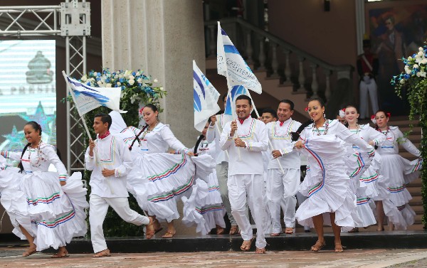 Un grupo de bailarines de danza folclórica participan en el comienzo de las fiestas de la Independencia en Honduras. (Foto Prensa Libre: EFE)