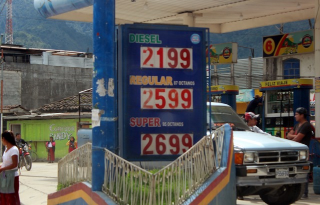 El precio de los combustibles en la región Ixil de Quiché, es el más alto del departamento, según representantes de transportistas. (Foto Prensa Libre: Óscar Figueroa)