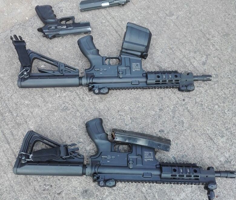 Armas de fuego que la PNC encontró a los cinco individuos. (Foto Prensa Libre: PNC)