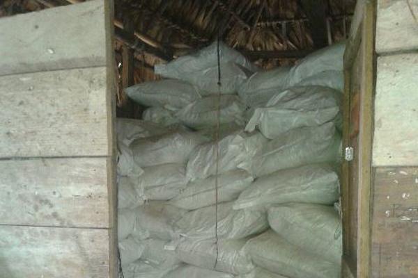 Los sacos fueron hallados en el interior de una covacha. (Foto Prensa Libre)