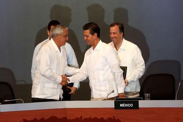 Pérez Molina y Peña Nieto se dan la mano tras la firma del convenio. (Foto Prensa Libre: Scspr)