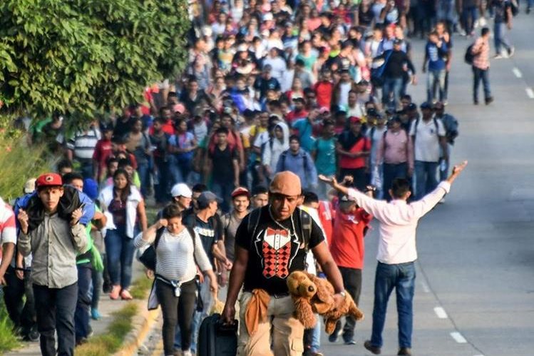 Los migrantes hondureños avanzan hacia EE. UU., en su deseo por escapar de la violencia en su país. (Foto Prensa Libre: Hemeroteca PL / AFP)