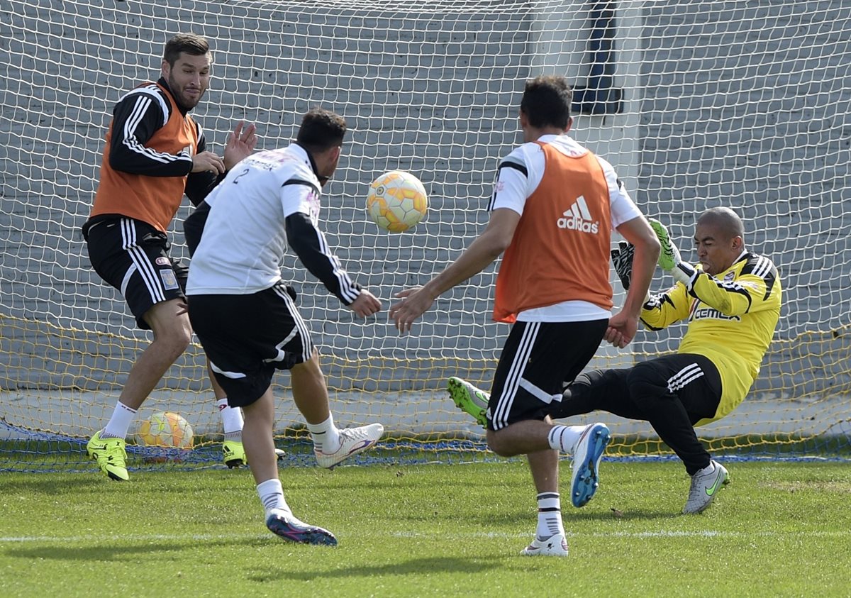 Andre Gignac -izquierda- y el mediocampista Egidio Arevalo Rios captados en el entrenamiento de Tigres que realizó el martes en Buenos Aires, previo al duelo de hoy ante River Plate. (Foto Prensa Libre: AFP)