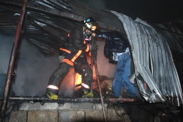 Bomberos combaten el fuego en negocio  de Ciudad Vieja.