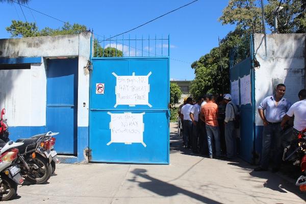 Salubristas de Jutiapa protestan por falta de pago de salarios. (Foto Prensa Libre: Óscar González).