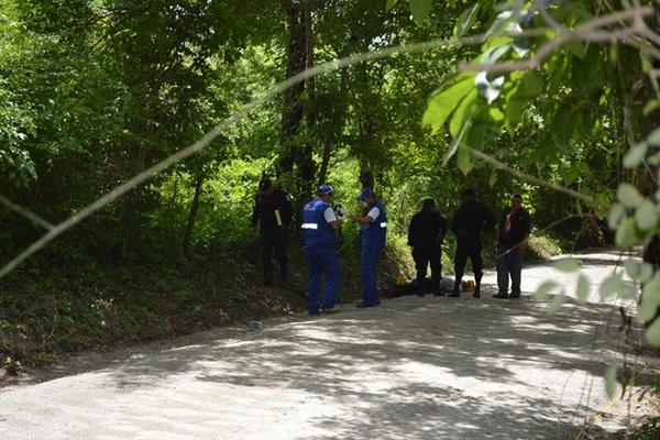 Agentes del Ministerio Público y de la Policía recaban datos en lugar de crímenes, en Gualán, Zacapa. (Foto Prensa Libre: Víctor Gómez)<br _mce_bogus="1"/>