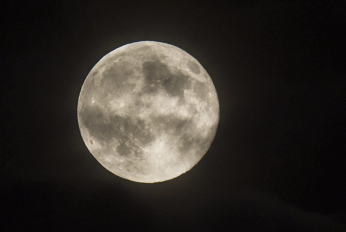 Extraña caverna aportará detalles sobre la composición del caprichoso suelo lunar. (Foto Prensa Libre: EFE)