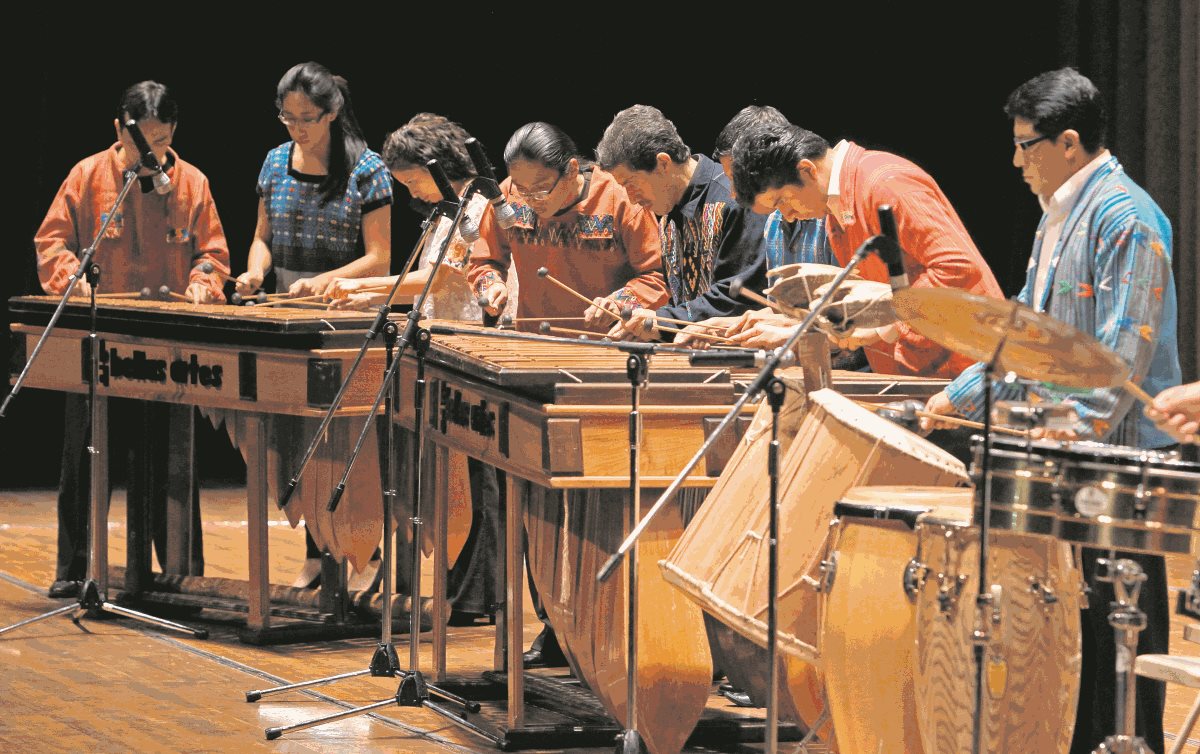 De las teclas de hormigo de la marimba surgen melodías que trascienden frontes y generaciones. (Foto Prensa Libre: Hemeroteca PL)