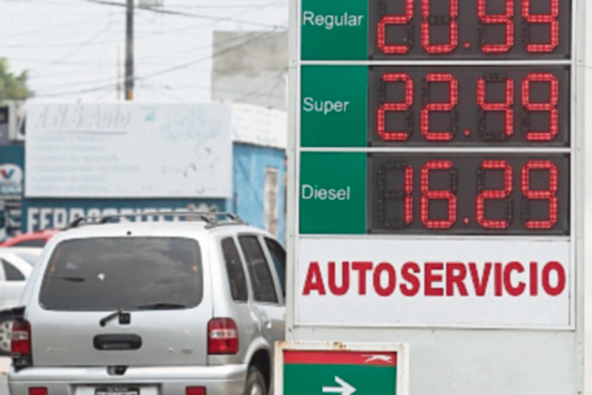 El precio de los combustibles subió el pasado fin de semana. (Foto Prensa Libre: Hemeroteca PL)