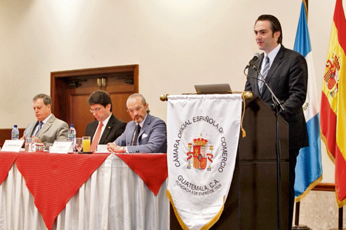 Alfonso Portabales, embajador de España, Rubén Morales, ministro de Economía, y el empresario Rafael Briz sentados y Acisclo Valladares, comisionado para la competitividad, de pie. (Foto Prensa Libre: Paulo Raquec)