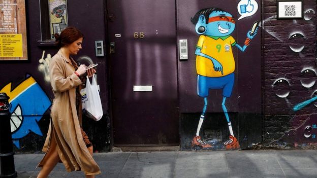 Los "smombies" caminan esquivando peatones. (Reuters)