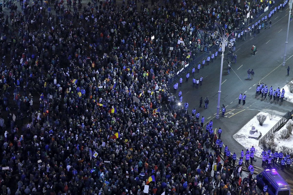 Miles de ciudadanos rumanos copan el centro de Bucarest para manifestarse contra medidas que podrían tolerar cierto "grado" de corrupción. (Foto Prensa Libre: EFE).