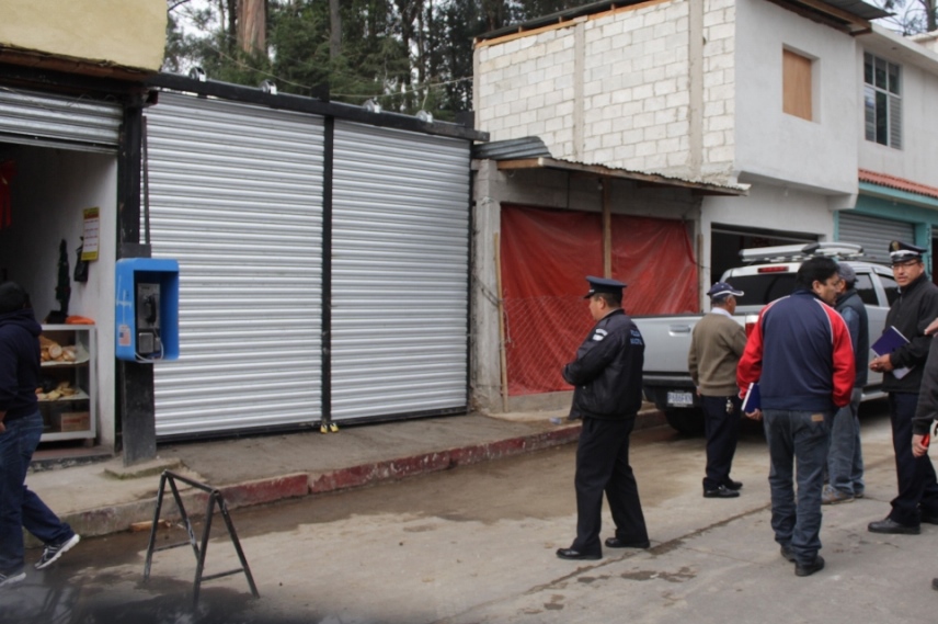 Agentes de la Policía Municipal inspeccionan el lugar donde fue construido el local comercial. (Foto Prensa Libre: María Longo)
