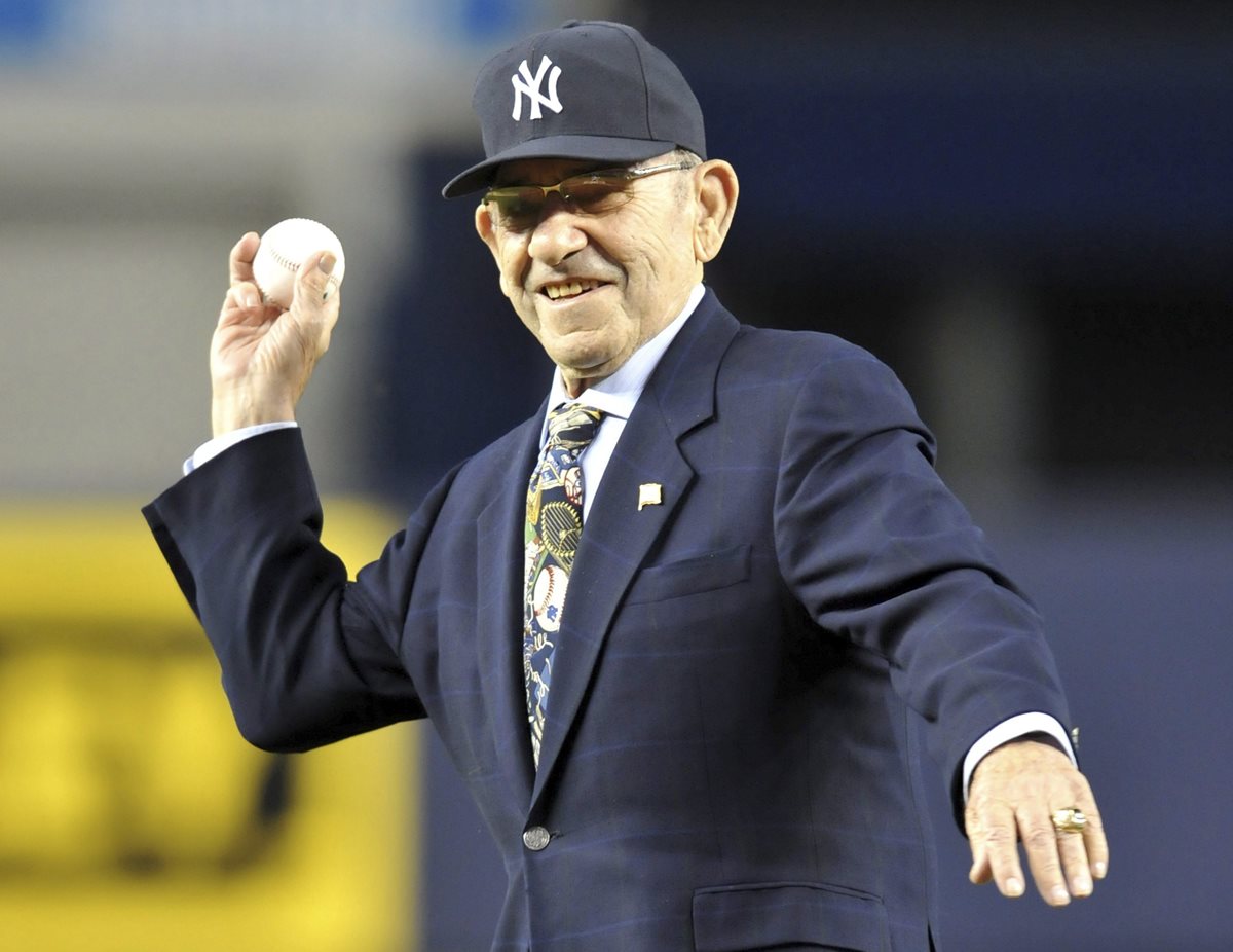 El exjugador de béisbol Yogi Berra realiza el lanzamiento de honor antes de un partido de los playoffs de Liga Americana el 9 de octubre de 2010. (Foto Prensa Libre: EFE)