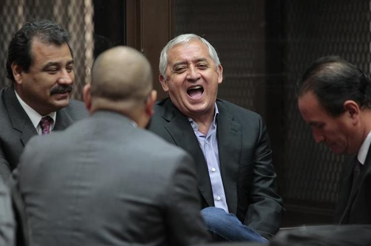 Otto Pérez Molina (centro) ha pedido salir de prisión por "razones humanitarias" porque padece del corazón. (Foto: Hemeroteca PL)