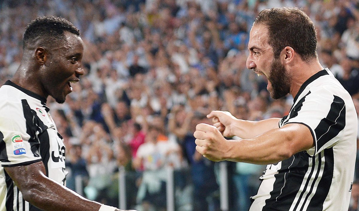 Gonzalo Higuaín, derecha, celebra con su compañero Kwadwo Asamoah, el gol que le significó el triunfo a la Juventus contra la Fiorentina (Foto Prensa Libre: AP)