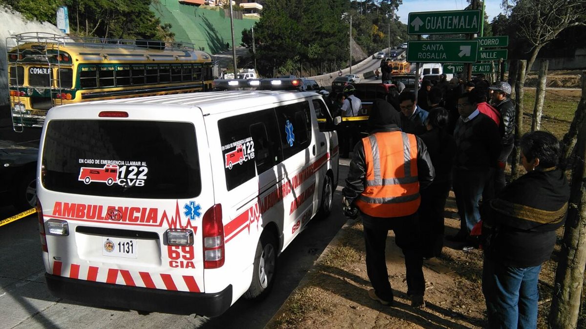 La ambulancia estacionada en el kilómetro 13 de la ruta a El Salvador, luego que muriera el conductor. (Foto Prensa Libre. Esturado Paredes)