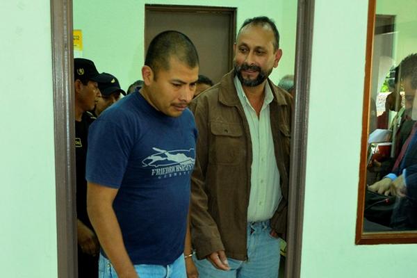 Mynor Morales y Juan Véliz (Der) sale del juzgado. (Foto Prensa Libre: Carlos Grave)<br _mce_bogus="1"/>