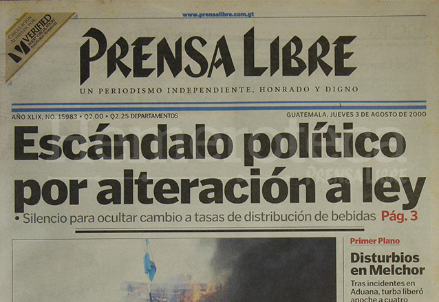 Portada de Prensa Libre del 3 de agosto de 2000 informando sobre el escándalo de alteración a ley de bebidas. (Foto: Hemeroteca PL)