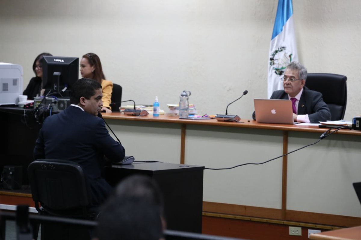 El juez Miguel Ángel Gálvez escucha a Juan Carlos Monzón durante las audiencias en anticipo de prueba por el caso Cooptación del Estado. (Foto HemerotecaPL)