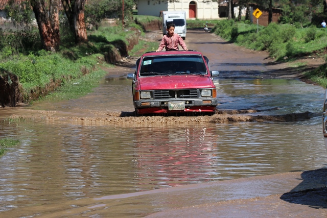 Automóvil transita en carretera que quedó inundada por la lluvia, en Santa Cruz del Quiché y San Antonio Ilotenango. (Foto Prensa Libre: Horacio Cordero)