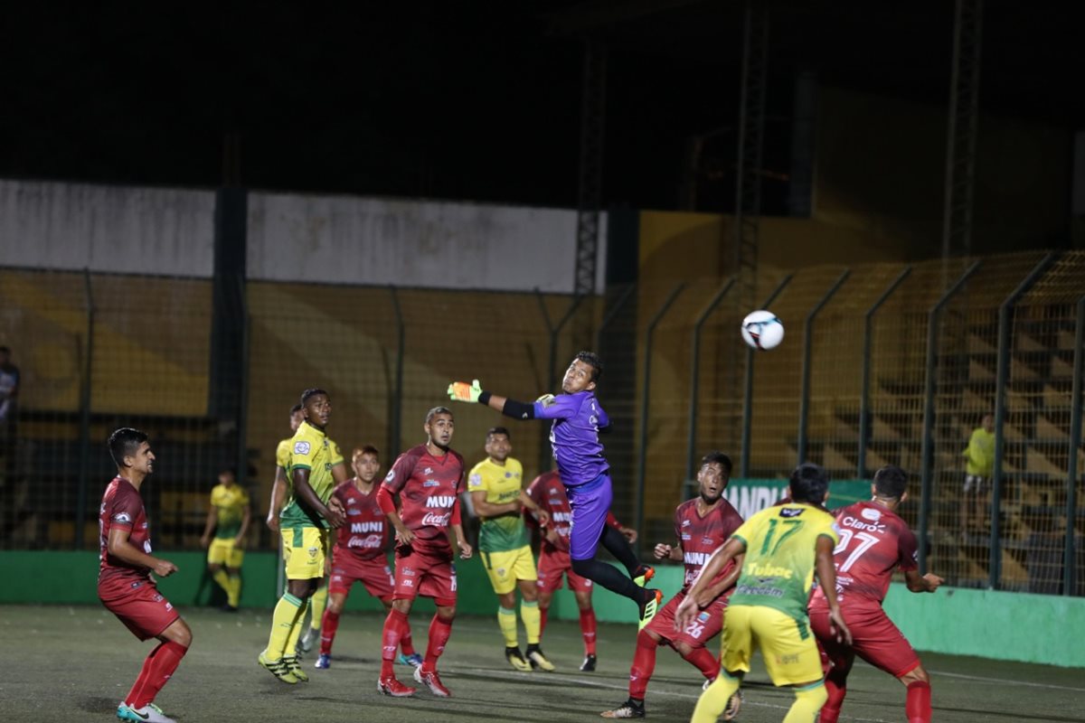 Petapa y Malacateco jugaron un partido entretenido este viernes en el inicio de segunda jornada del Apertura 2018. (Foto Prensa Libre: Edwin Fajardo)