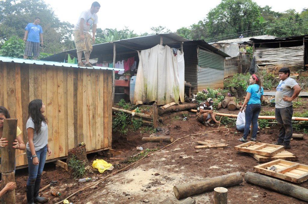 Voluntarios trabajan en la construcción de las 20 casas que se entregarán a las familias de escasos recursos de la aldea El Cuje, Pueblo Nuevo Viñas, Santa Rosa. (Foto Prensa Libre: Oswaldo Cardona).