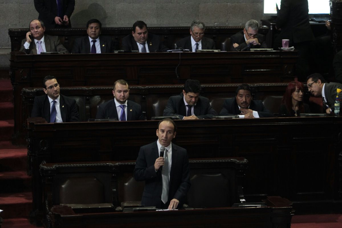 El procurador de Derechos Humanos Jorge De León Duque rinde ante el Congreso su informe anual de gestión. (Foto Prensa Libre: Erick Ávila)