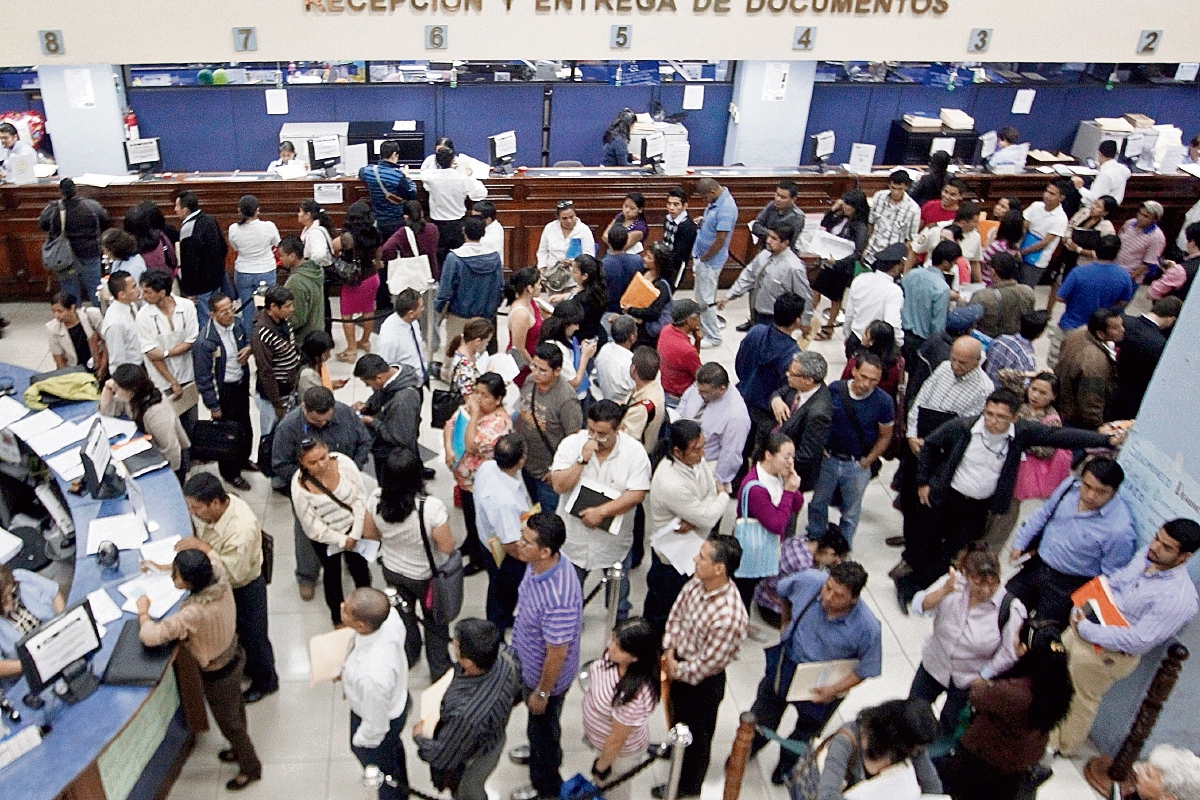 El registro mercantil publicó un listado de ocho mil empresas que aún no han realizado la conversión de sus acciones. (Foto Prensa Libre: OSCAR RIVAS)