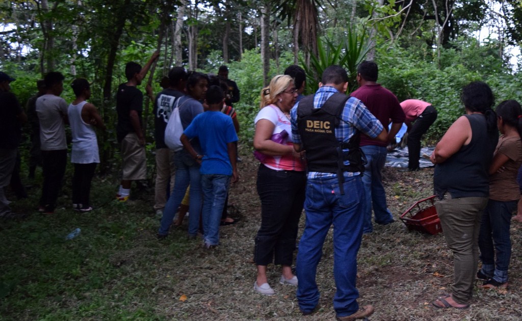 Curiosos permanecen en el lugar donde fueron localizados los cadáveres de dos personas, en Palín, Escuintla. (Foto Prensa Libre: Enrique Paredes)