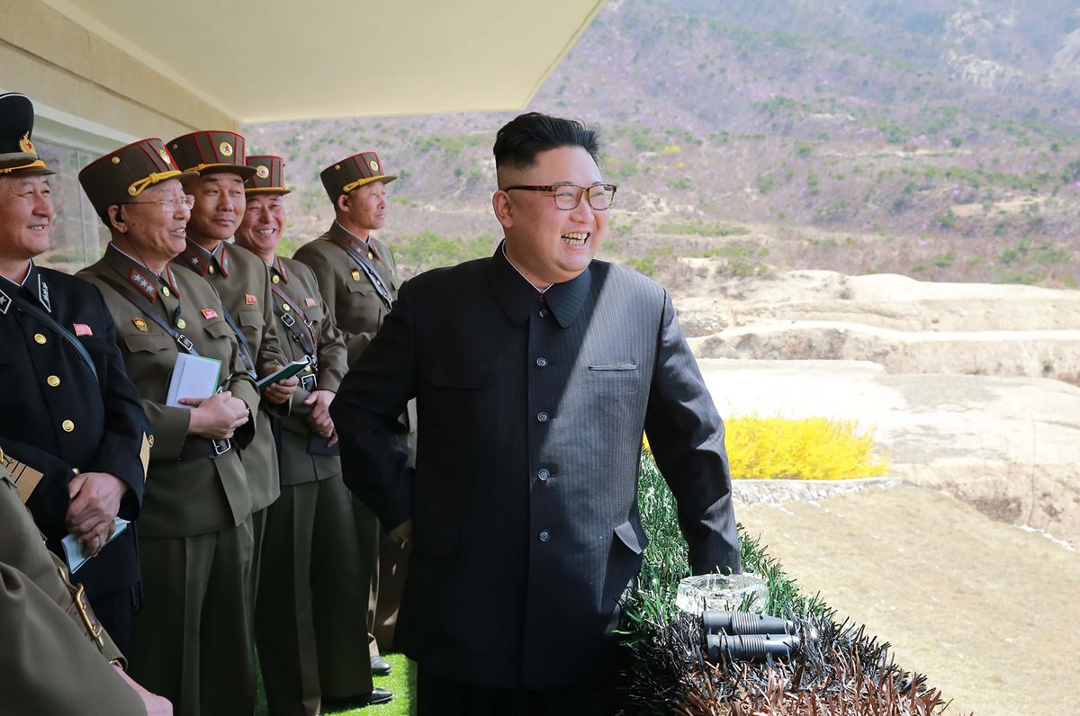 Foto sin fecha donde el dictador Kim Jong Un inspecciona operaciones militares en Corea del Norte. (Foto: AFP)