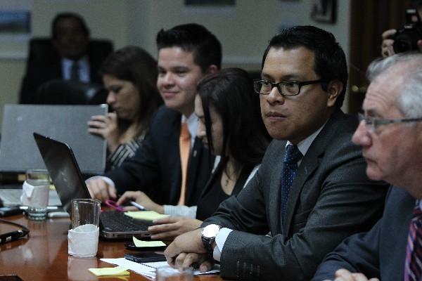 Óscar Ismatul, con los diputados de Líder.