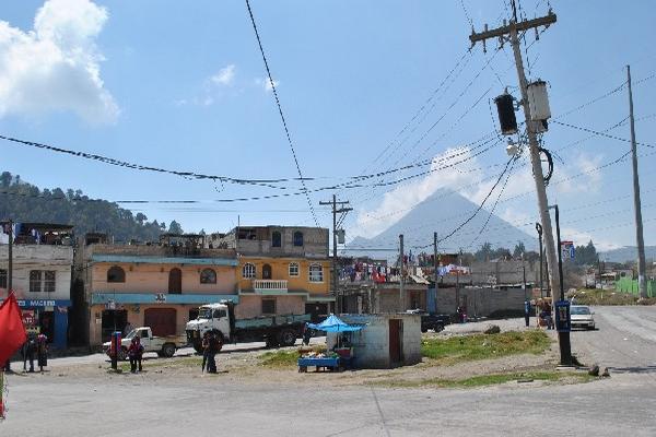 Uno de los postes de energía eléctrica en  San José La Viña, zona 1 de Xela, que desde hace  meses está inclinado y cuya comuna no hace nada por repararlo.