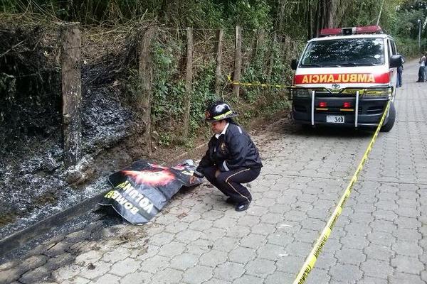 Las autoridades investigan el crimen en San Lucas Sacatepéquez. (Foto Prensa Libre: Renato Melgar).