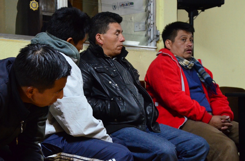 Los tres sentenciados por secuestro junto a Adonías Fuentes, -chumpa negra – quien fue absuelto. (Foto Prensa Libre: Aroldo Marroquín )