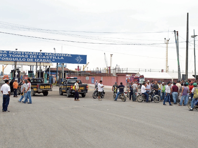Las protestas de transportistas se trasladaron a las entradas de las principales aduanas del país, entre ellas la de Santo Tomás de Castilla. (Foto Prensa Libre: Dony Stewart)