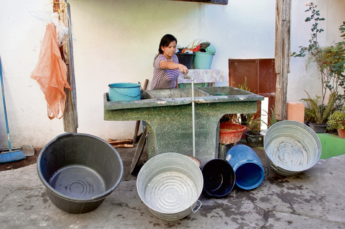 pobladora muestra la escasez de agua entubada que afrontan en la zona 4 de la ciudad de Huehuetenango. (Foto Prensa Libre: Mike Castillo)