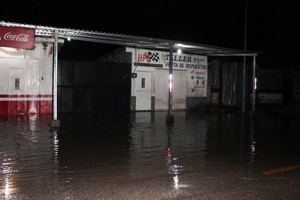 Las autoridades reportan inundaciones en varios sectores de Santa Elena, Flores, Petén. (Foto Prensa Libre: Rigoberto Escobar).