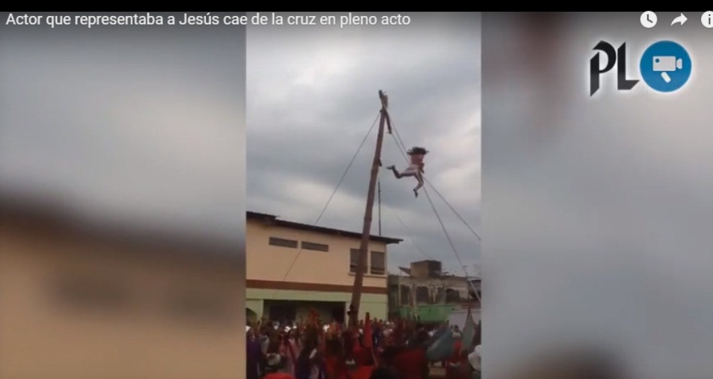 Momento en que actor cae de a cruz en Santa Bárbara Suchitepéquez. (Foto Prensa Libre: Tomada de Facebook).