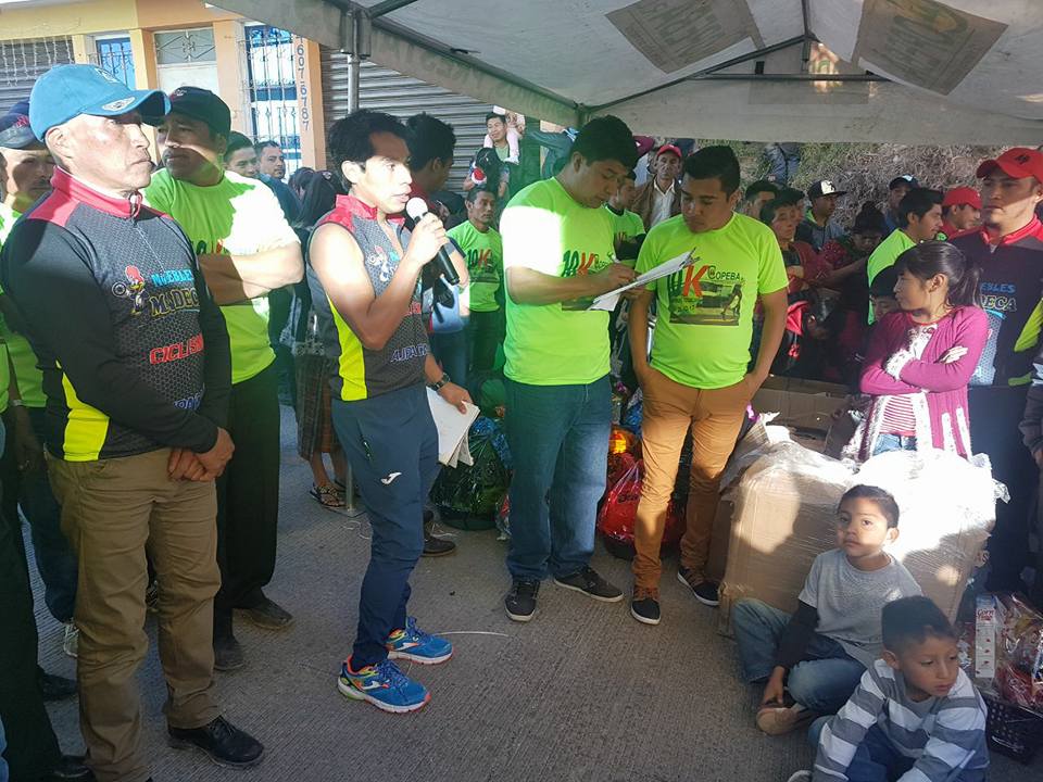 La familia Ajpacajá Tax organiza la carrera de atletismo de Barraneché el 25 de diciembre, en la que también entregan juguetes a los niños de escasos recursos. (Foto Prensa Libre: Cortesía)