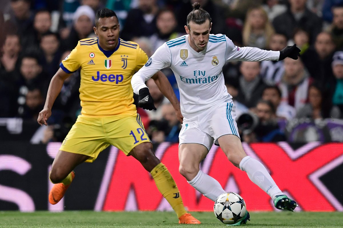 Bale intenta dejar la marca de Alex Sandro en el primer tiempo.
