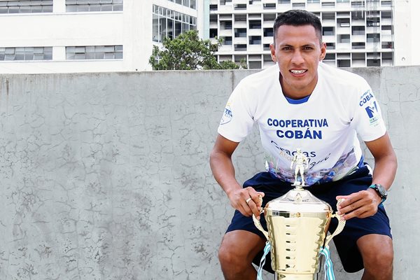 Gerson Tinoco, delantero hondureño de Cobán Imperial, que con su anotación ante Sacachispas le dio el título de campeón del Clausura 2015 a los príncipes azules. (Foto Prensa Libre: Edwin Fajardo)