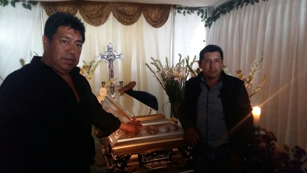 Familiares de Migdael Zeceña se despiden del ciclista durante honras fúnebres, en Jalapa. (Foto Prensa Libre: Hugo Oliva)