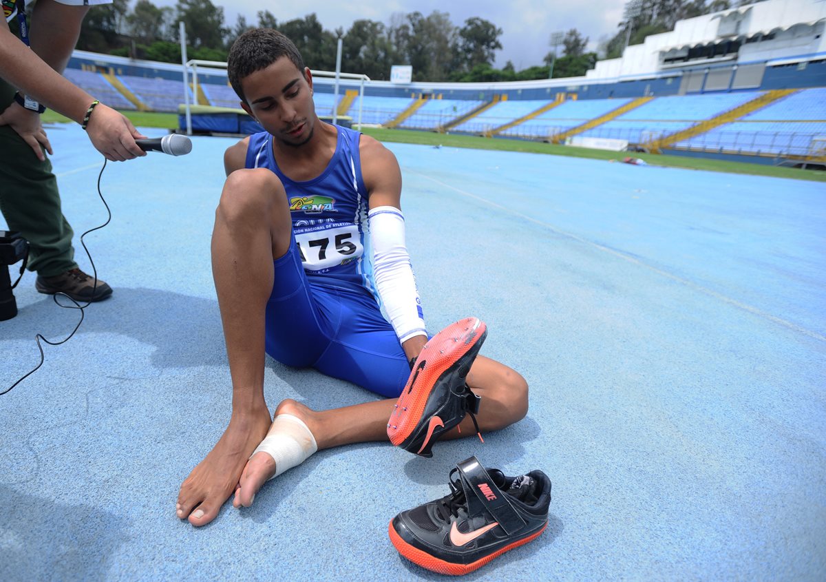 Ken Franzua luce desconsolado debido a que no pudo superar la marca y a la falta de apoyo por parte del Comité Olímpico Guatemalteco y de la Federación Nacional de Atletismo. (Foto Prensa Libre: Francisco Sánchez)