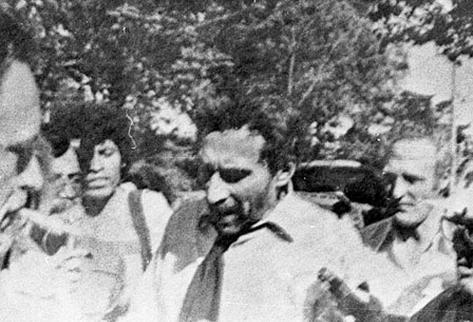 El embajador de España en Guatemala Máximo Cajal, es auxiliado luego de  la masacre ocurrida en la sede diplomática en 1980.