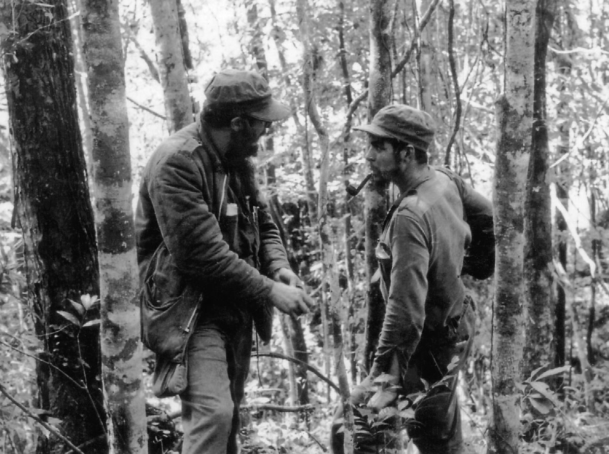 Fidel Castro y Ernesto Che Guevara en Sierra Maestra, Cuba en 1957. (Foto: AFP)