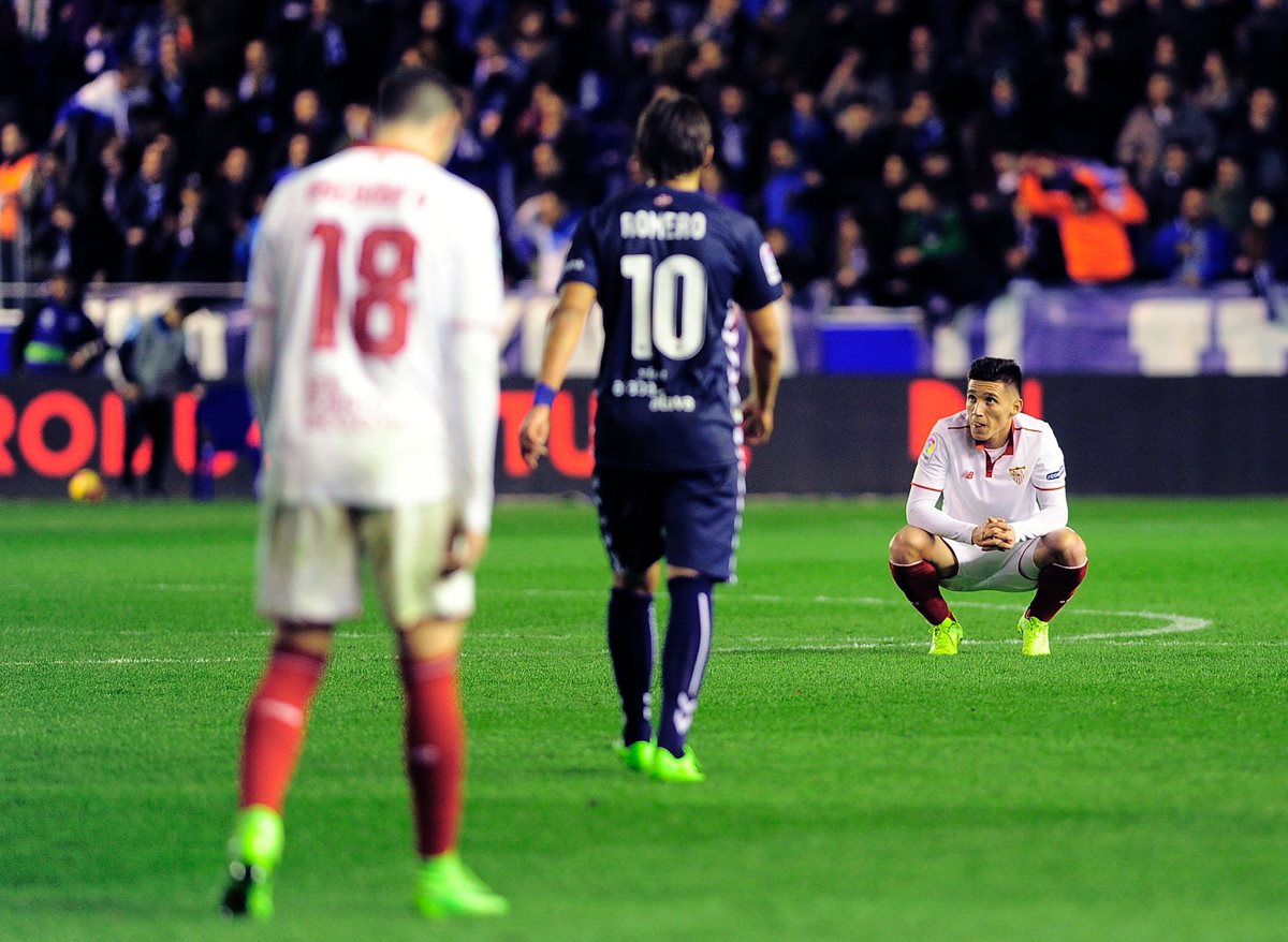 Los futbolistas del Sevilla lucen desconsolados al final del partido contra el Alavés, porque el resultado de empate los aleja del Barcelona y Real Madrid. (Foto Prensa Libre: AFP)